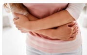 Persona con molestia abdominal como imagen ilustrativa de salud digestiva